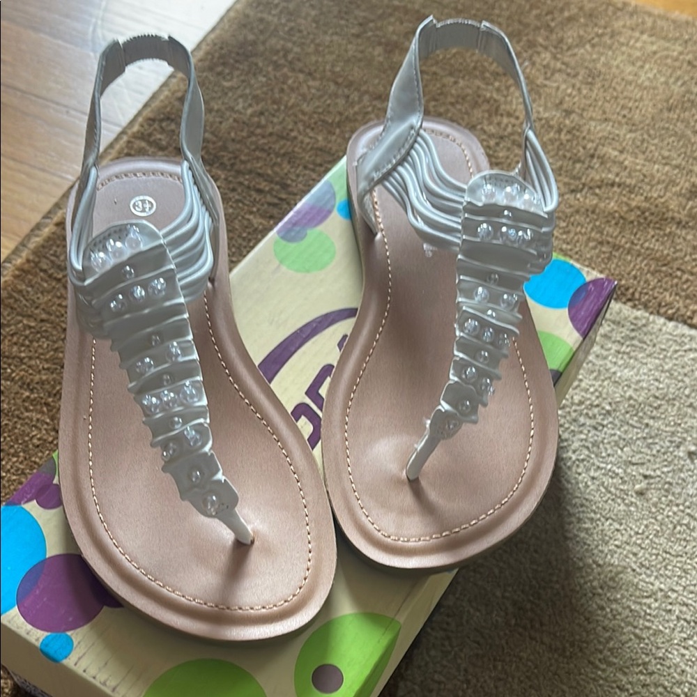 NEW girls Elegant White Sandals with Rhinestone Detailing size 3.5